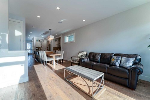 515 21 Avenue Ne, Calgary, AB - Indoor Photo Showing Living Room