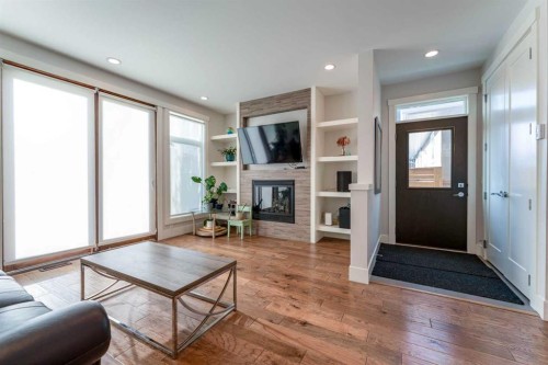 515 21 Avenue Ne, Calgary, AB - Indoor Photo Showing Living Room With Fireplace