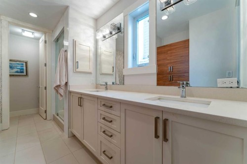515 21 Avenue Ne, Calgary, AB - Indoor Photo Showing Bathroom