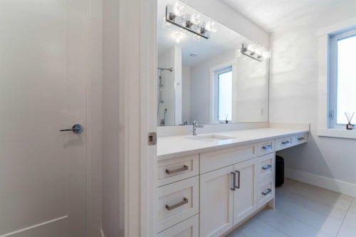 515 21 Avenue Ne, Calgary, AB - Indoor Photo Showing Bathroom