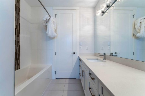 515 21 Avenue Ne, Calgary, AB - Indoor Photo Showing Bathroom