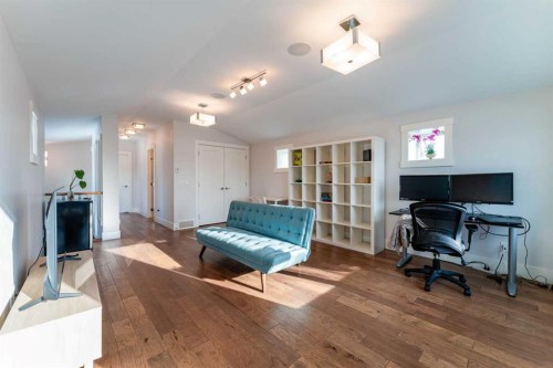 515 21 Avenue Ne, Calgary, AB - Indoor Photo Showing Other Room