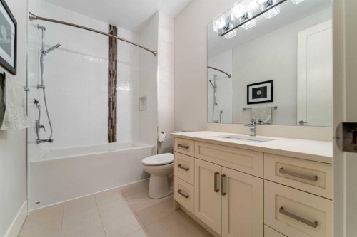 515 21 Avenue Ne, Calgary, AB - Indoor Photo Showing Bathroom