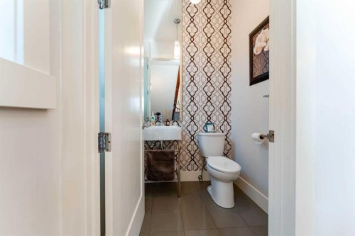 515 21 Avenue Ne, Calgary, AB - Indoor Photo Showing Bathroom