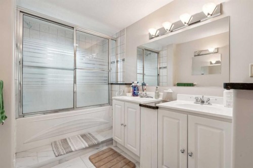 475 27 Avenue Nw, Calgary, AB - Indoor Photo Showing Bathroom