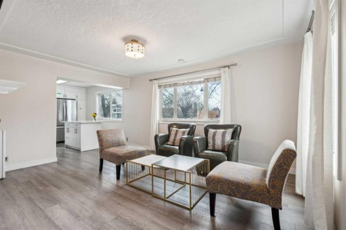 475 27 Avenue Nw, Calgary, AB - Indoor Photo Showing Living Room
