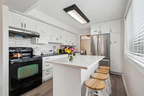 475 27 Avenue Nw, Calgary, AB - Indoor Photo Showing Kitchen With Upgraded Kitchen