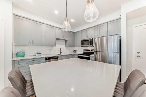 316-200 Shawnee Square Sw, Calgary, AB - Indoor Photo Showing Kitchen With Stainless Steel Kitchen With Upgraded Kitchen