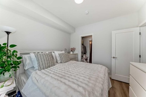 316-200 Shawnee Square Sw, Calgary, AB - Indoor Photo Showing Bedroom