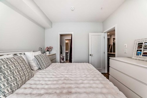 316-200 Shawnee Square Sw, Calgary, AB - Indoor Photo Showing Bedroom