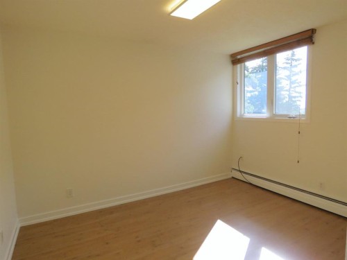 204-328 Cedar Crescent Sw, Calgary, AB - Indoor Photo Showing Other Room