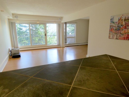 204-328 Cedar Crescent Sw, Calgary, AB - Indoor Photo Showing Other Room