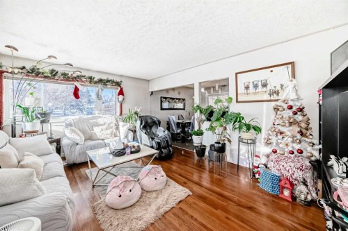 8222 Fairmount Drive Se, Calgary, AB - Indoor Photo Showing Living Room