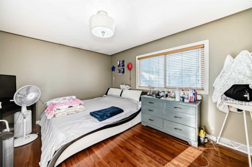 8222 Fairmount Drive Se, Calgary, AB - Indoor Photo Showing Bedroom