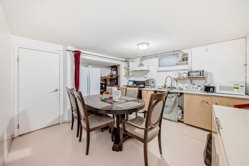 8222 Fairmount Drive Se, Calgary, AB - Indoor Photo Showing Dining Room