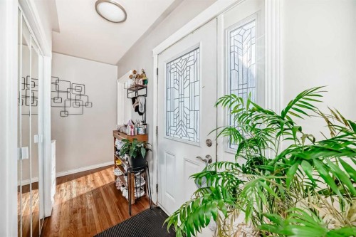 8222 Fairmount Drive Se, Calgary, AB - Indoor Photo Showing Other Room