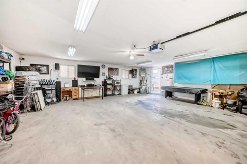 8222 Fairmount Drive Se, Calgary, AB - Indoor Photo Showing Garage