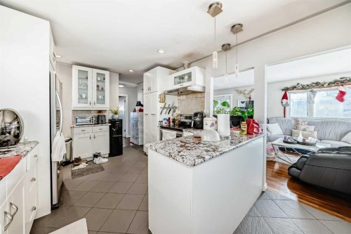 8222 Fairmount Drive Se, Calgary, AB - Indoor Photo Showing Kitchen With Upgraded Kitchen