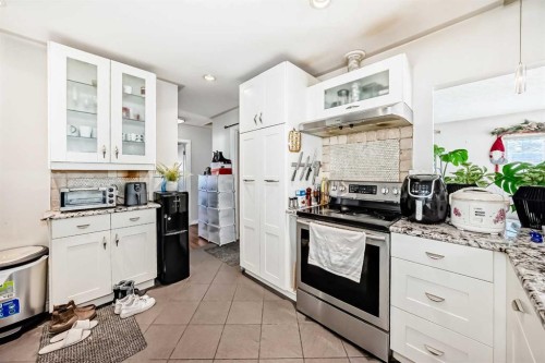 8222 Fairmount Drive Se, Calgary, AB - Indoor Photo Showing Kitchen