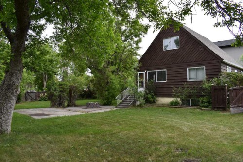 7616 34 Avenue Nw, Calgary, AB - Outdoor