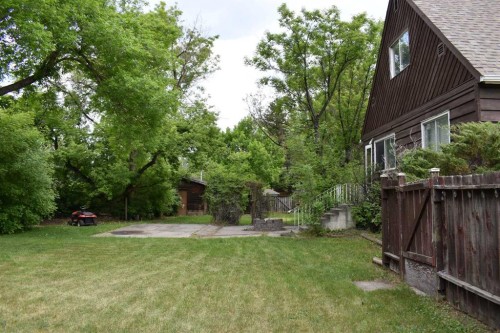 7616 34 Avenue Nw, Calgary, AB - Outdoor