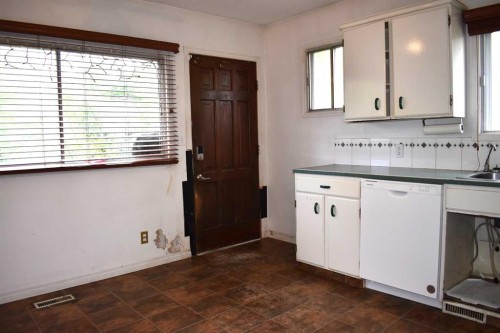 7616 34 Avenue Nw, Calgary, AB - Indoor Photo Showing Other Room