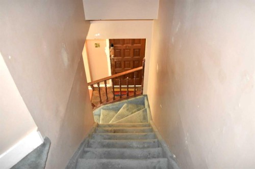 7616 34 Avenue Nw, Calgary, AB - Indoor Photo Showing Other Room