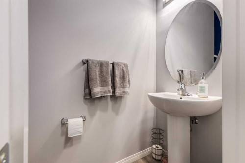 68 Yorkstone Grove Sw, Calgary, AB - Indoor Photo Showing Bathroom