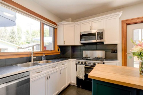 1512 33 Avenue Sw, Calgary, AB - Indoor Photo Showing Kitchen With Double Sink