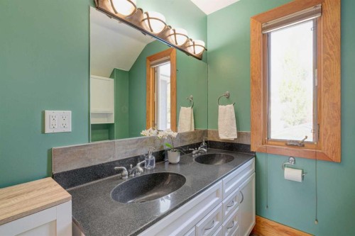 1512 33 Avenue Sw, Calgary, AB - Indoor Photo Showing Bathroom
