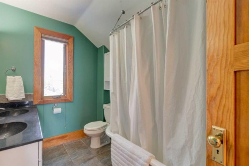 1512 33 Avenue Sw, Calgary, AB - Indoor Photo Showing Bathroom