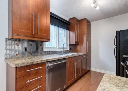 3-123 13 Avenue Ne, Calgary, AB - Indoor Photo Showing Kitchen With Double Sink