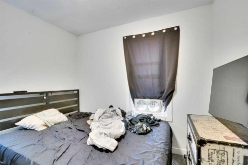 514 Wolf Willow Boulevard Se, Calgary, AB - Indoor Photo Showing Bedroom