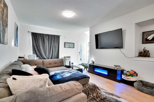 514 Wolf Willow Boulevard Se, Calgary, AB - Indoor Photo Showing Living Room