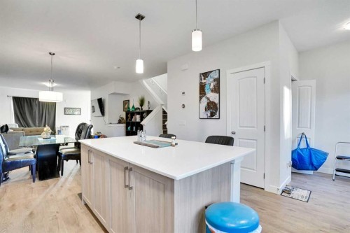 514 Wolf Willow Boulevard Se, Calgary, AB - Indoor Photo Showing Kitchen