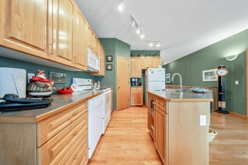 18 Prominence View Sw, Calgary, AB - Indoor Photo Showing Kitchen