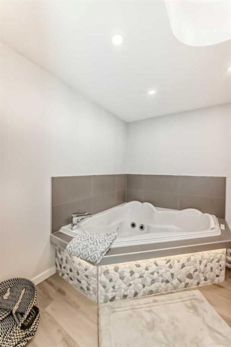 77 Marquis Common Se, Calgary, AB - Indoor Photo Showing Bathroom