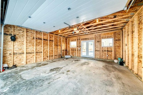 77 Marquis Common Se, Calgary, AB - Indoor Photo Showing Garage