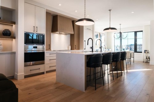 102-1700 73 Street Sw, Calgary, AB - Indoor Photo Showing Kitchen With Upgraded Kitchen