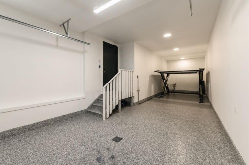 102-1700 73 Street Sw, Calgary, AB - Indoor