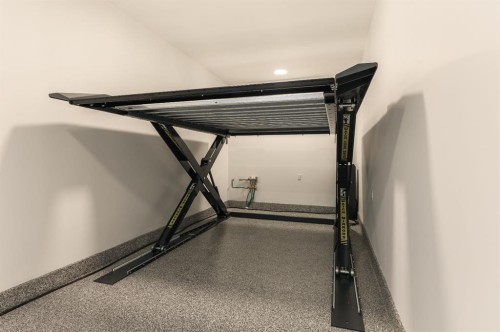 102-1700 73 Street Sw, Calgary, AB - Indoor Photo Showing Garage