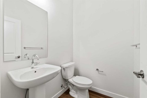 54 Lucas Place Nw, Calgary, AB - Indoor Photo Showing Bathroom
