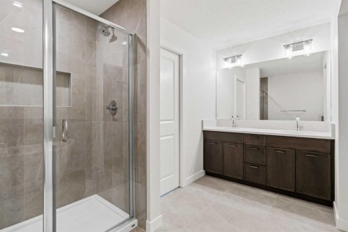 54 Lucas Place Nw, Calgary, AB - Indoor Photo Showing Bathroom