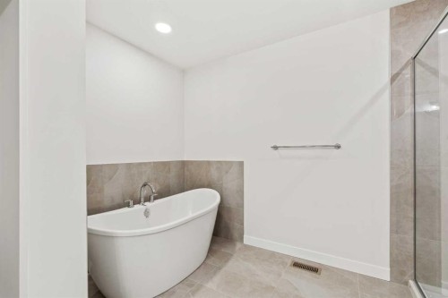 54 Lucas Place Nw, Calgary, AB - Indoor Photo Showing Bathroom