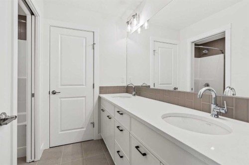 54 Lucas Place Nw, Calgary, AB - Indoor Photo Showing Bathroom