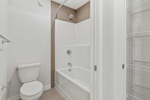 54 Lucas Place Nw, Calgary, AB - Indoor Photo Showing Bathroom