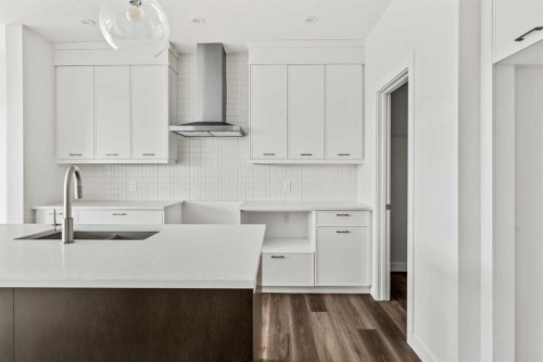 54 Lucas Place Nw, Calgary, AB - Indoor Photo Showing Kitchen
