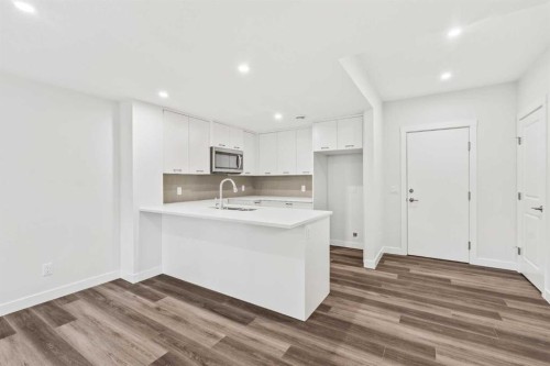 54 Lucas Place Nw, Calgary, AB - Indoor Photo Showing Kitchen
