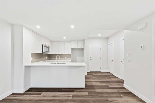 54 Lucas Place Nw, Calgary, AB - Indoor Photo Showing Kitchen