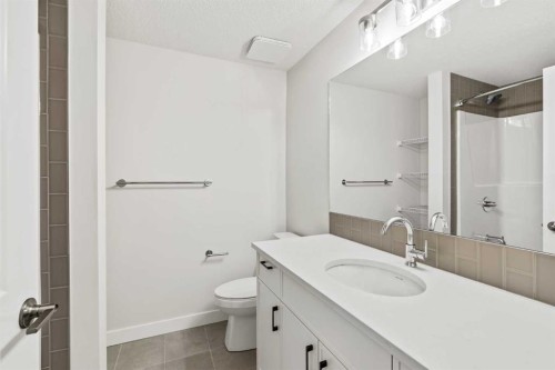 54 Lucas Place Nw, Calgary, AB - Indoor Photo Showing Bathroom